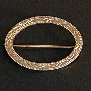Vintage Classy Goldtone Oval Brooch🫶